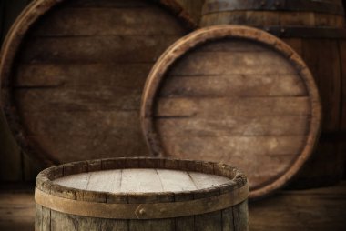 Tahta meşe varili beyaz arkaplanda izole edilmiş.