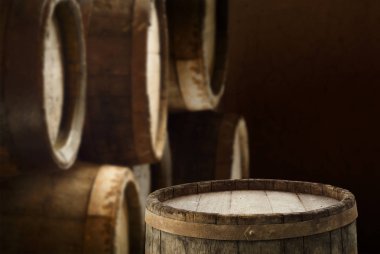 Tahta meşe varili beyaz arkaplanda izole edilmiş.