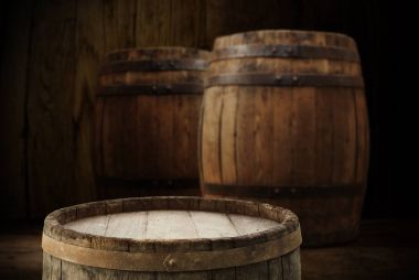 Tahta meşe varili beyaz arkaplanda izole edilmiş.