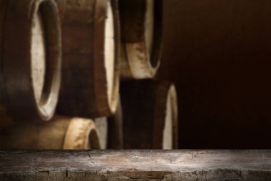 Tahta meşe varili beyaz arkaplanda izole edilmiş.