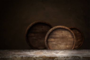 Tahta meşe varili beyaz arkaplanda izole edilmiş.