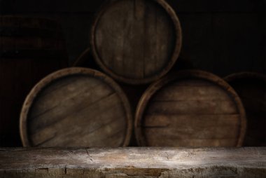 Tahta meşe varili beyaz arkaplanda izole edilmiş.