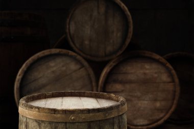 Tahta meşe varili beyaz arkaplanda izole edilmiş.