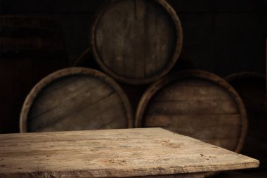 Tahta meşe varili beyaz arkaplanda izole edilmiş.