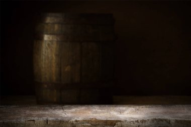 Tahta meşe varili beyaz arkaplanda izole edilmiş.