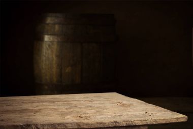 Tahta meşe varili beyaz arkaplanda izole edilmiş.