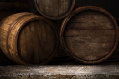 Tahta meşe varili beyaz arkaplanda izole edilmiş.