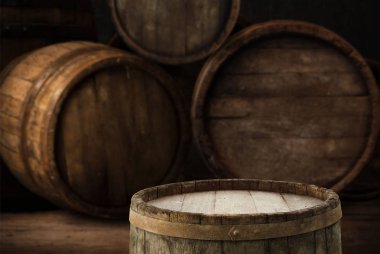 Tahta meşe varili beyaz arkaplanda izole edilmiş.