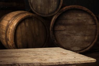 Tahta meşe varili beyaz arkaplanda izole edilmiş.