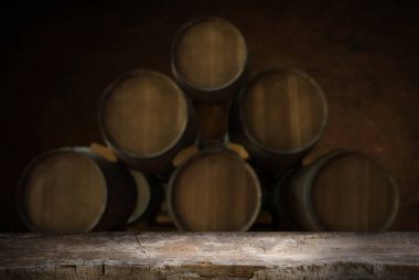 Tahta meşe varili beyaz arkaplanda izole edilmiş.