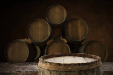 Tahta meşe varili beyaz arkaplanda izole edilmiş.