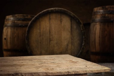 Tahta meşe varili beyaz arkaplanda izole edilmiş.