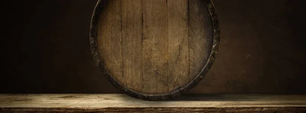 Velho barril de madeira em um fundo marrom — Fotografia de Stock