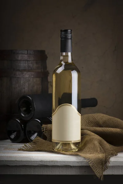 Bottiglia e bicchiere di vino bianco e un grappolo d'uva . — Foto Stock
