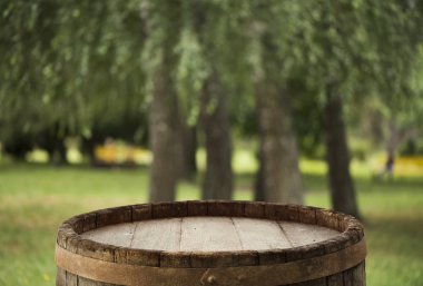 Doğanın bulanık ağaçlarına sahip ahşap zemin arka planda ve yaz mevsiminde ürün ekran montajı