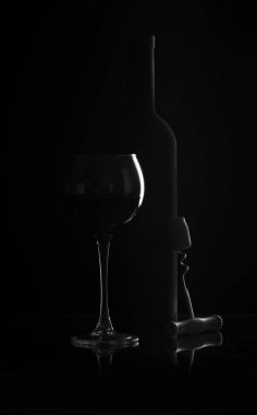 Kırmızı şarap kadehinin şişe içinde siyah arka plan üzerinde dökme. Şarap listesi tasarım menü ile boşaltmak. Alkol içecek kartı zemin.