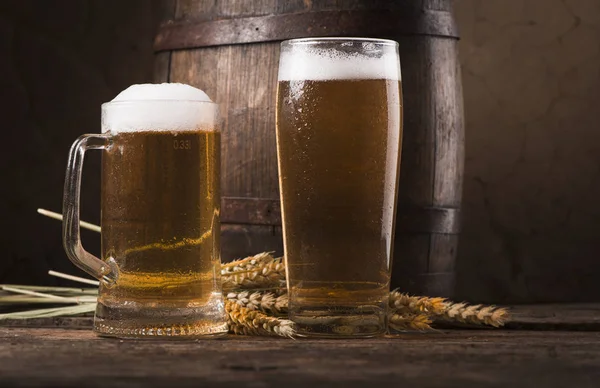 Barril de cerveja com copo de cerveja na mesa em fundo de madeira — Fotografia de Stock