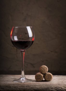 Şarap mahzeninde şarap şişeleri.