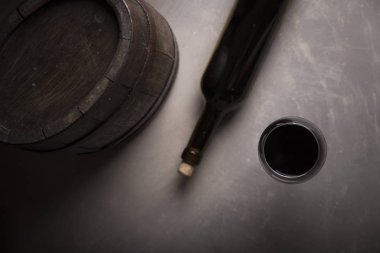 Şarap mahzeninde şarap şişeleri.