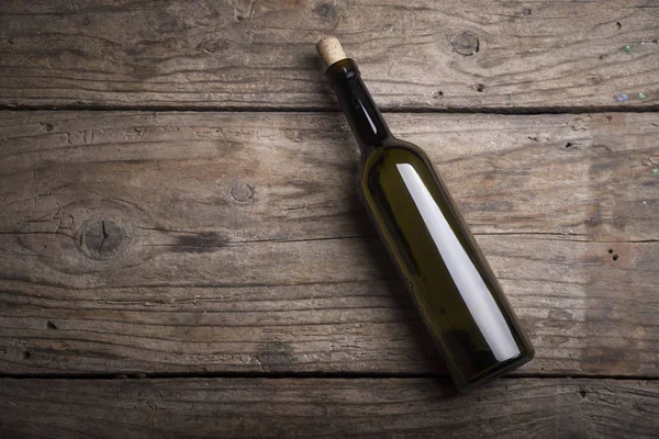 Wiersz rocznika butelki wina w piwnicy wina — Zdjęcie stockowe