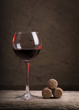 Şarap mahzeninde şarap şişeleri.