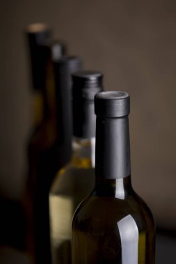 Bir ahşap raf kırmızı şarap şişeleri