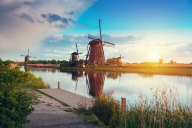 Sıcak ve bulutlu günbatımı üzerinde doğal, Unesco Dünya Mirası, Alblasserdam, Hollanda