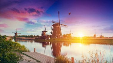 Sıcak ve bulutlu günbatımı üzerinde doğal, Unesco Dünya Mirası, Alblasserdam, Hollanda