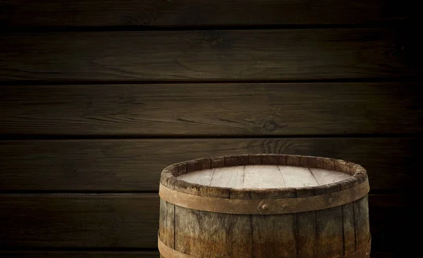 Fondo de barril y mesa vieja desgastada de madera — Foto de Stock