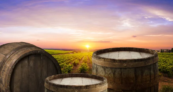 varil ve yıpranmış eski tablo ahşap arka plan