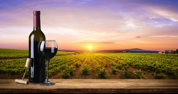 varil ve yıpranmış eski tablo ahşap arka plan