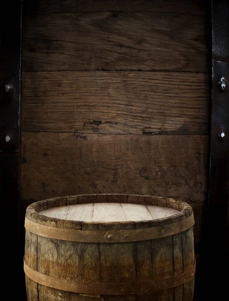 Achtergrond van vat en versleten oude tafel van hout — Stockfoto