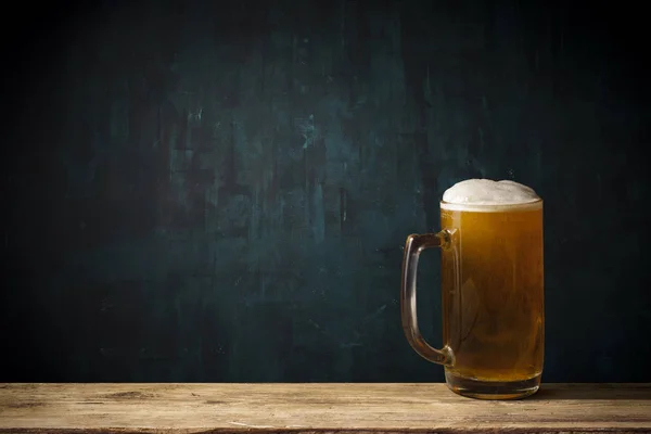 Bière en verre sur fond bois avec espace de copie — Photo