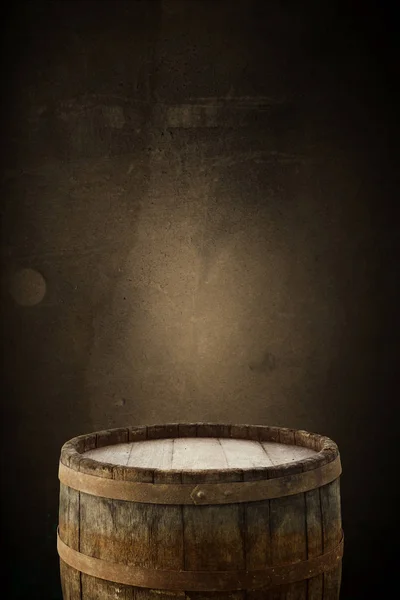 Φόντο του βαρελιού και φθαρμένο παλιό τραπέζι από ξύλο. — Φωτογραφία Αρχείου