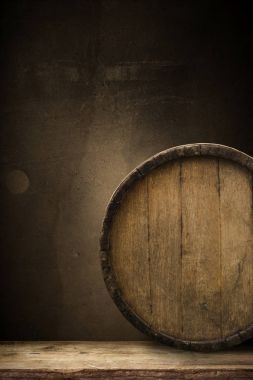 fıçının arka planı ve aşınmış eski ahşap masa