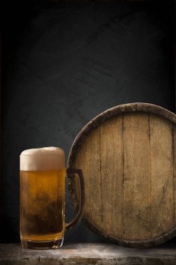 fıçının arka planı ve aşınmış eski ahşap masa