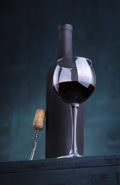 Ahşap zemine kırmızı şarap dökerek