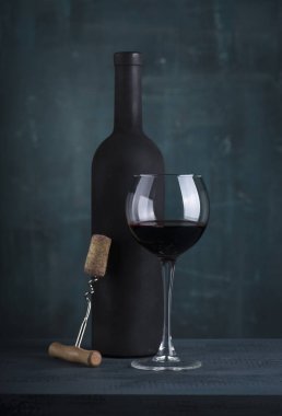 Ahşap zemine kırmızı şarap dökerek