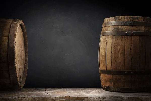 Background barrel and worn old table of wood — Stock Photo, Image