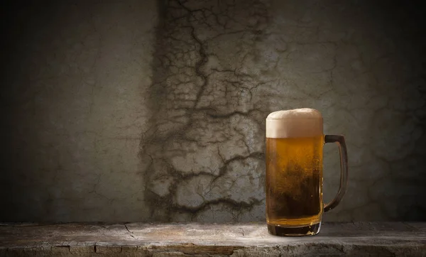 Bierkrug auf dunklem Hintergrund — Stockfoto