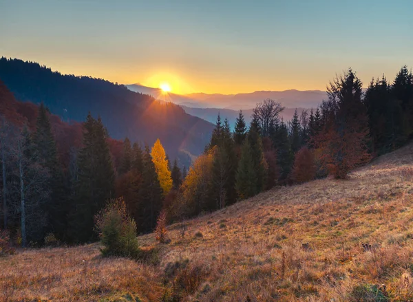Kolorowy krajobraz jesień w górskiej miejscowości. mglisty poranek w Karpatach. Europa grzbiet, Ukraina, sokilsky. — Zdjęcie stockowe