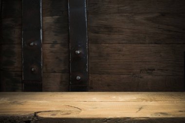 Tahta meşe varili beyaz arkaplanda izole edilmiş.