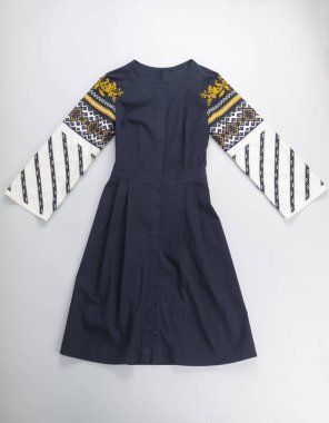 İnce tabaklanmış kız keten etnik yeşil elbise ayakta sokakta. Ulusal Ukrayna elbise siyah beyaz nakış ile dekore edilmiştir. Ulusal giysiler, etnik tarzı, moda