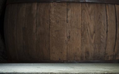 Tahta meşe varili beyaz arkaplanda izole edilmiş.