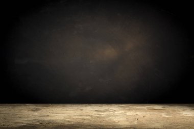 Eski ahşap masa üstü dumanlı karanlık arka planda.