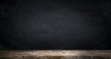 Eski ahşap masa üstü dumanlı karanlık arka planda.