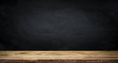 Eski ahşap masa üstü dumanlı karanlık arka planda.