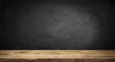 Eski ahşap masa üstü dumanlı karanlık arka planda.