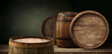 Eski ahşap masa üstü dumanlı karanlık arka planda.