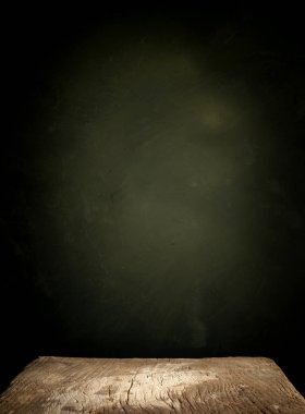 Eski ahşap masa üstü dumanlı karanlık arka planda.